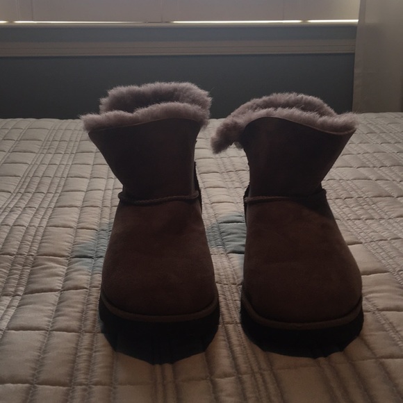 Ankle high UGG boots - Picture 2 of 3